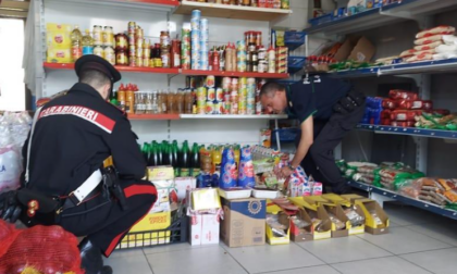 Alimenti scaduti e blatte in una macelleria di Madone, chiusa dopo l'ispezione