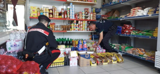 Alimenti scaduti e blatte in una macelleria di Madone, chiusa dopo l’ispezione