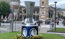 Coppa gigante dell'Europa League piazzata dai tifosi atalantini in Porta Nuova