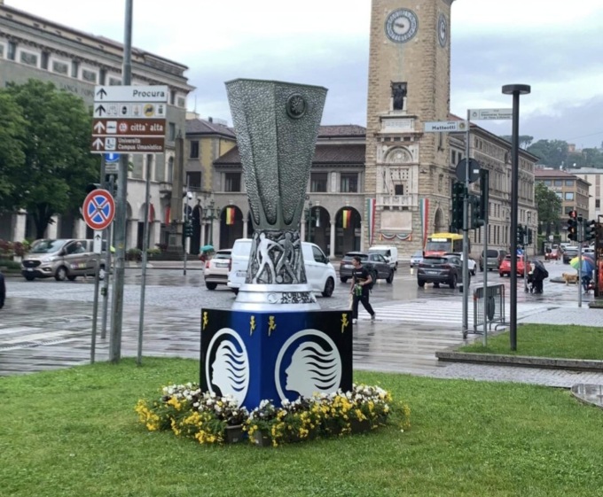 Coppa gigante dell’Europa League piazzata dai tifosi atalantini in Porta Nuova