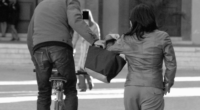 Rubano a Dalmine e scappano all’alt dei carabinieri: arrestati due rom, l’auto piena di refurtiva