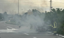 Auto in fiamme a Seriate, nessun ferito ma lunghe code sull'Asse interurbano