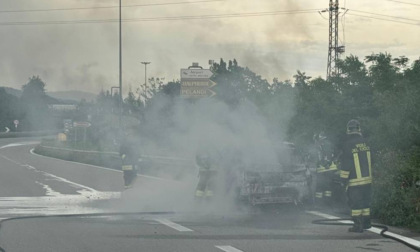 Auto in fiamme a Seriate, nessun ferito ma lunghe code sull'Asse interurbano