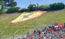 Rubato all'autodromo di Imola lo striscione del Ferrari Club di Caprino Bergamasco