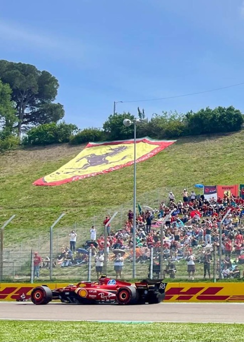 Rubato all’autodromo di Imola lo striscione del Ferrari Club di Caprino Bergamasco