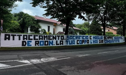 Lo striscione dei tifosi fuori casa di Marten De Roon: «La tua coppa l'hai già conquistata»