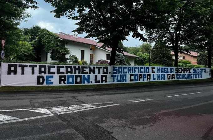 Lo striscione dei tifosi fuori casa di Marten De Roon: «La tua coppa l’hai già conquistata»