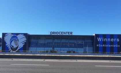 Anche Oriocenter è nerazzurro: nuova facciata per celebrare la vittoria dell’Europa League