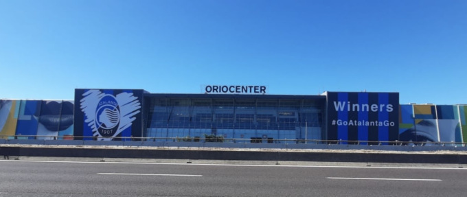 Anche Oriocenter è nerazzurro: nuova facciata per celebrare la vittoria dell’Europa League