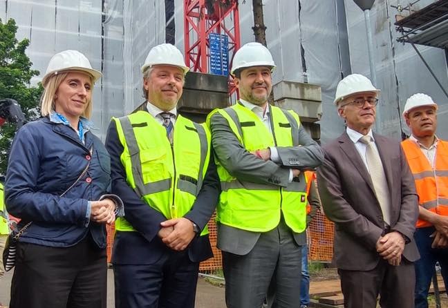 Il ministro Matteo Salvini al cantiere Aler di via Moroni: «Un modello». Su Pezzotta: «Persona in gamba»