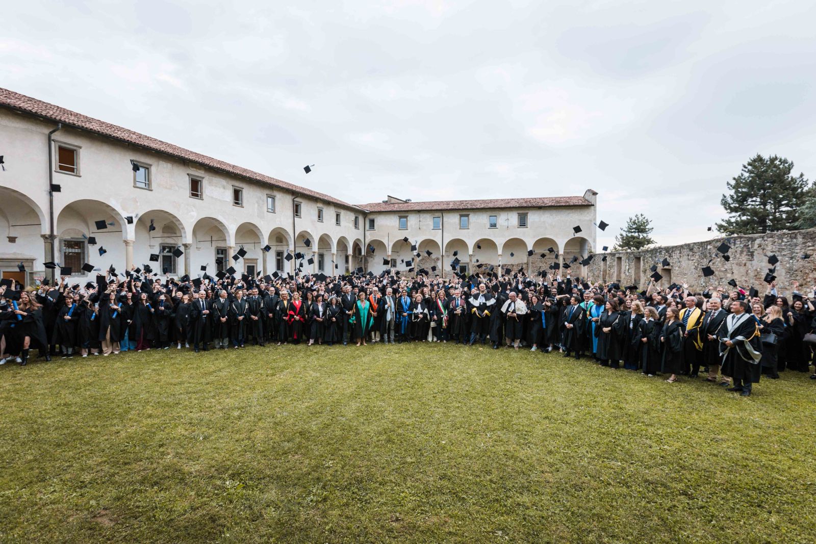 10. Lancio del tocco nel Chiostro Maggiore di Sant'Agostino_Graduation Day UniBg