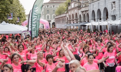 La StraWoman fa tappa a Bergamo: camminata tutta in rosa per le vie della città