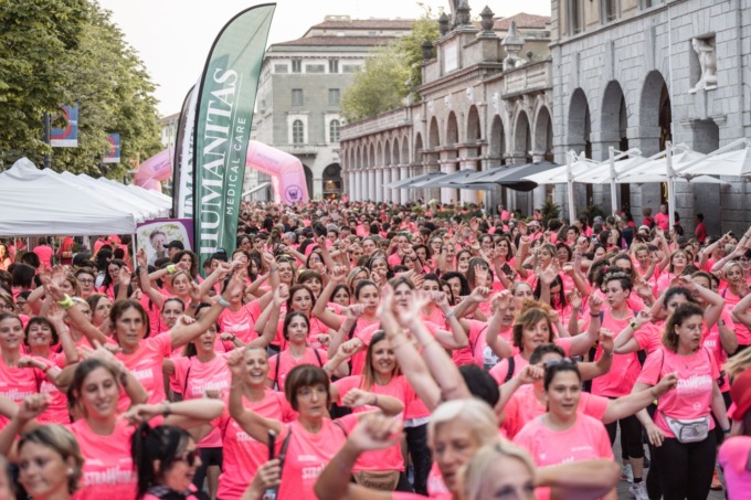 La StraWoman fa tappa a Bergamo: camminata tutta in rosa per le vie della città