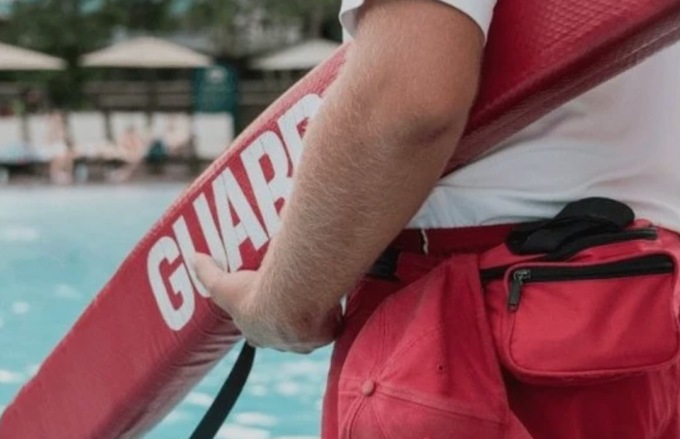 Bambina di 11 anni rimasta sott’acqua: indagati il viceparroco del Cre e il bagnino