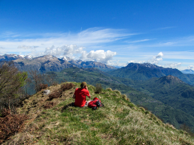 I pendii erbosi e i fitti boschi del monte Sornadello, che regala emozioni e panorami
