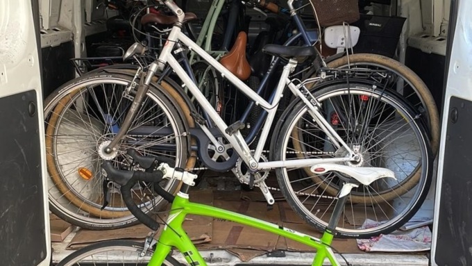Ladri di bici e di attrezzatura da sci: trovata refurtiva in appartamento a Treviglio