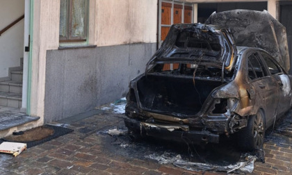 Casirate, auto in fiamme nel cortile: nessun ferito