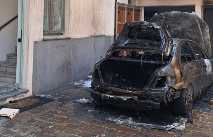 Casirate, auto in fiamme nel cortile: nessun ferito