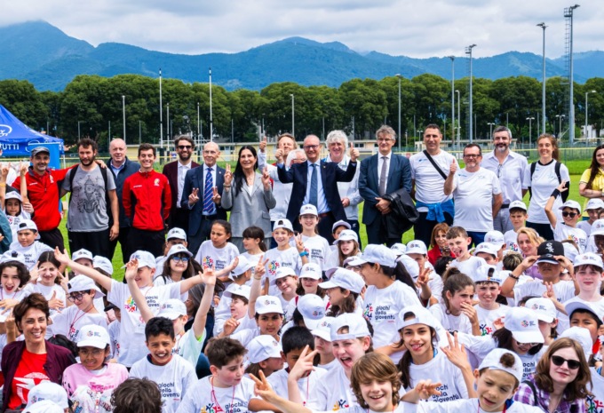 Il ministro Valditara, in visita a Bergamo, parla di sport e scuola agli studenti del Pesenti