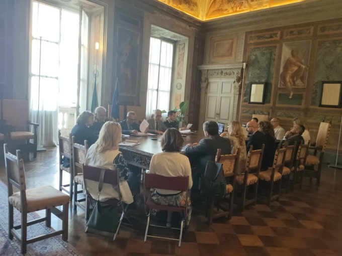 Degrado in stazione a Bergamo: paratie per chiudere l’area, pulizia e attenzione al disagio