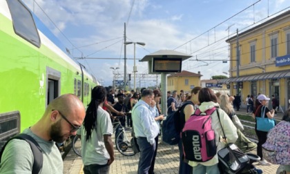 «Finita la scuola, i treni sono sempre più in ritardo o cancellati»: il disappunto di un lavoratore pendolare