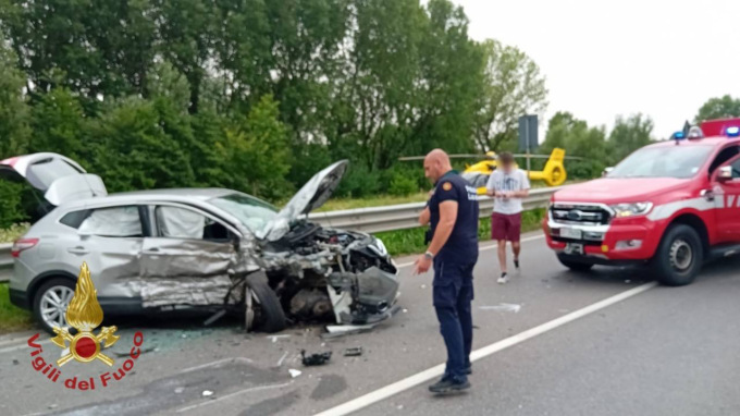 Scontro frontale sulla provinciale della Val Seriana: ferite due bambine. Traffico in tilt