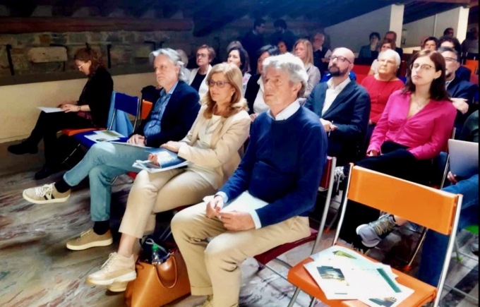 Campagna elettorale a Bergamo, sempre lo stesso video mandato in loop