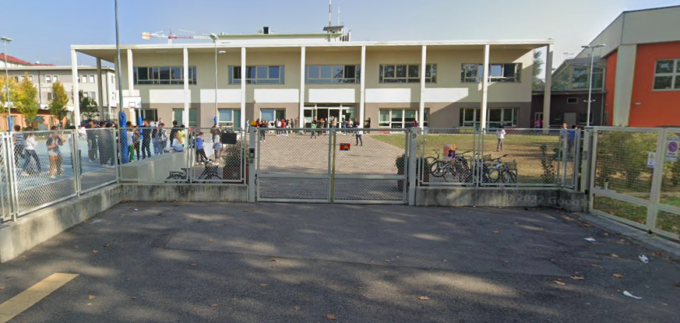 Finestra cade e ferisce due alunni alla Codussi di Bergamo (inaugurata solo 8 anni fa)