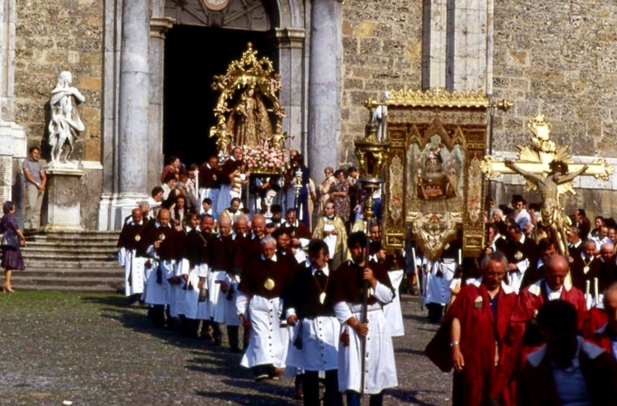 A Gandino è festa grande per la Confraternita nella chiesa di Santa Croce restaurata
