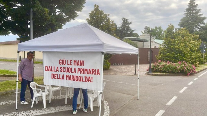A Curno è partita la raccolta firme contro la chiusura della scuola primaria Brembo