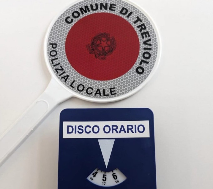 Furbetti della sosta: a Treviolo un disco orario col marchingegno, così non scatta la multa