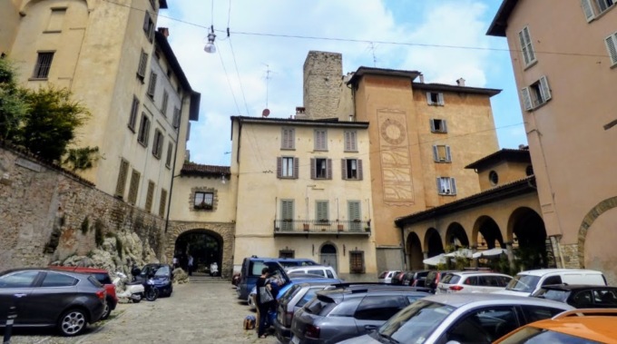 «No ai dehors di bar e ristoranti in piazza Angelini, accanto al Lavatoio»