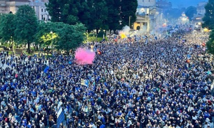 Foto e video della festa esagerata per l’Atalanta: il pullman scoperto e la folla nerazzurra