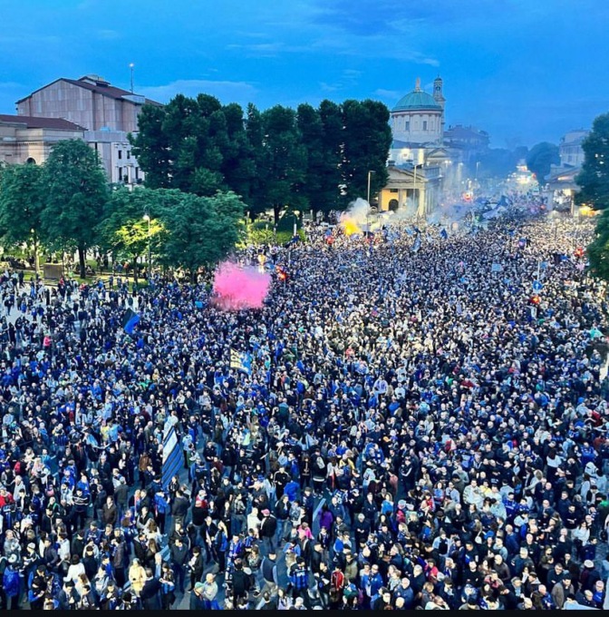 Foto e video della festa esagerata per l’Atalanta: il pullman scoperto e la folla nerazzurra