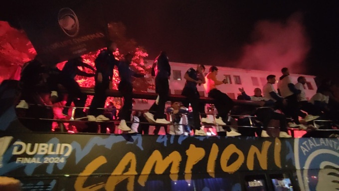 La festa del popolo e gli occhi dei protagonisti: sul bus erano tutti a bocca aperta
