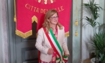 La proclamazione a sindaca di Bergamo di Elena Carnevali, tra abbracci e commozione