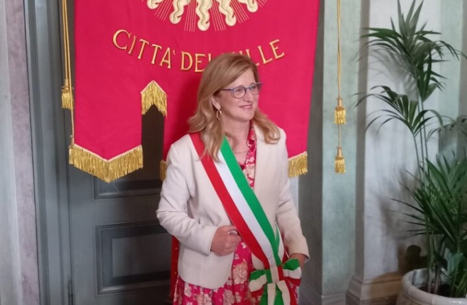 La proclamazione a sindaca di Bergamo di Elena Carnevali, tra abbracci e commozione