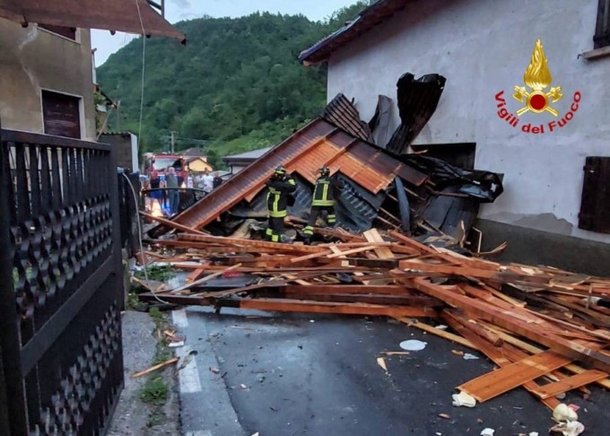 Tromba d’aria in Bergamasca: tetti scoperchiati, alberi caduti e allagamenti