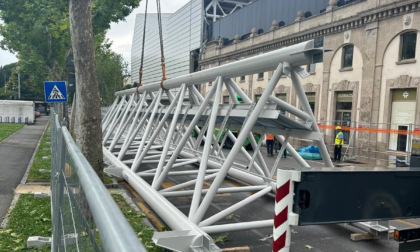 Gewiss Stadium, primi pezzi delle "americane" in viale Giulio Cesare (sono imponenti)