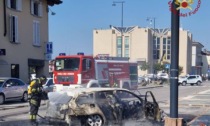 Auto con a bordo una donna prende fuoco a Calcio, intervengono i Vigili del fuoco