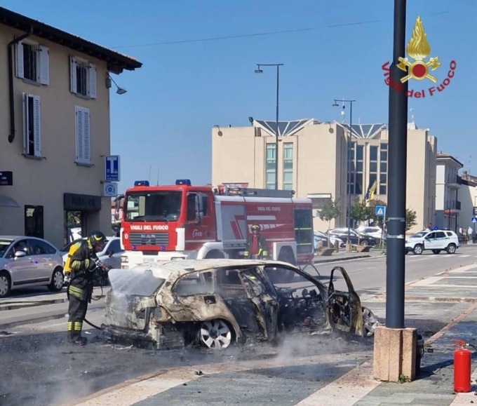Auto con a bordo una donna prende fuoco a Calcio, intervengono i Vigili del fuoco