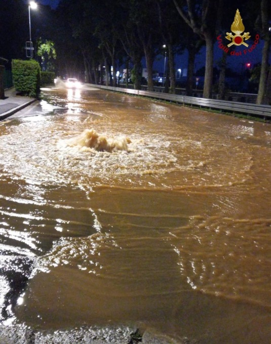 Rotta una tubazione, allagato il Rondò delle Valli. Chiuso l’accesso da Borgo Palazzo