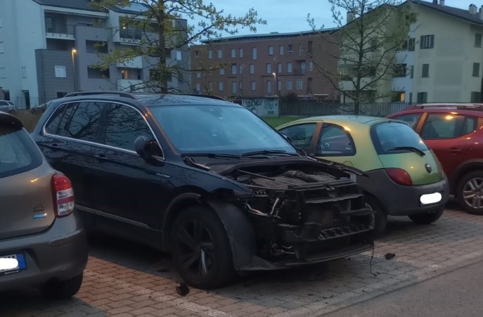 Finestrini rotti e ruote rubate? Ora al Villaggio degli Sposi sono arrivati a smontare le auto