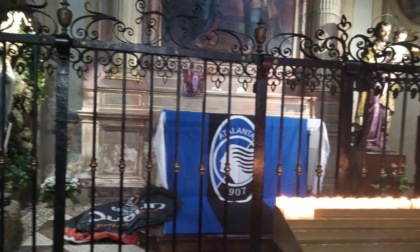Bandiere dell'Atalanta nella chiesa di San Bartolomeo a Bergamo: il disappunto di un diacono