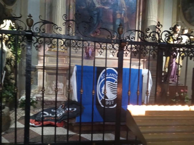 Bandiere dell’Atalanta nella chiesa di San Bartolomeo a Bergamo: il disappunto di un diacono