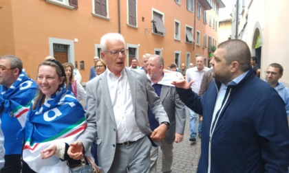 Il sindaco: «Sei abituato a parlare con gli handicappati». A Romano è bufera in Consiglio