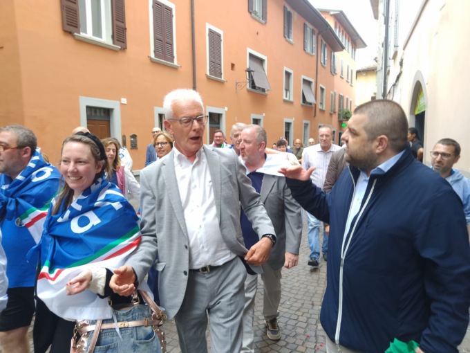 Il sindaco: «Sei abituato a parlare con gli handicappati». A Romano è bufera in Consiglio