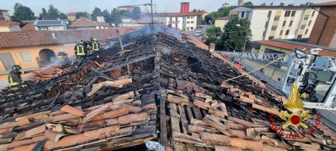 Brucia il tetto di un edificio a Verdello, sgomberati tre appartamenti e un negozio
