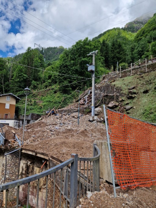Altro che 15 giorni, il cantiere dopo la frana a Isola di Fondra durerà tutta l’estate