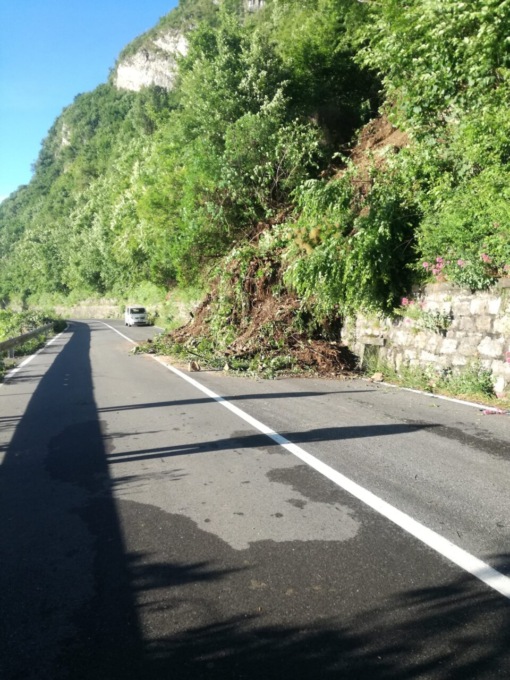 Statale 469 bloccata sul Sebino, smottamento a Foppolo e massi caduti a Villa d’Ogna